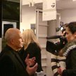 Andrzej Pągowski na wernisażu w Galerii Grafiki i Plakatu