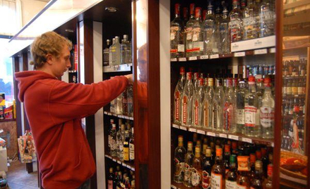 Znikają głównie sklepy niezależne, a sieci mniejszych sklepów, jak abc, Delikatesy Centrum, Lewiatan
