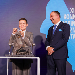 Ministra Marta Cienkowska losuje kolejność&nbsp;występu na Konkursie Chopinowskim, obok dyr. Artur Szklen