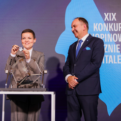 Ministra Marta Cienkowska losuje kolejność występu na Konkursie Chopinowskim, obok dyr. Artur Szklen