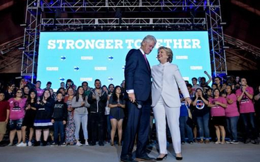 Wybory prezydenckie w USA: Podejrzane miliony na fundację Clintonów