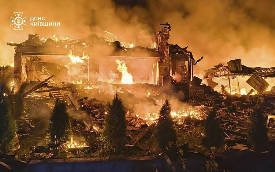 Rosyjski pocisk uderzył w prywatny budynek na obrzeżach Kijowa