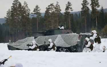Żołnierze podczas ćwiczeń NATO w Norwegii odbywających się w ramach manewrów "Zimna odpowiedź"
