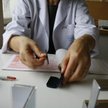 Większość przychodni, wbrew przepisom, nie ma internetowej rejestracji. NFZ nie podpisze z nimi kont