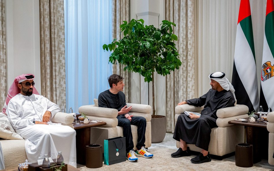 Szejk Mohamed bin Zayed al-Nahyan, prezydent ZEA (z prawej) spotkał się z Samem Altmanem, prezesem f