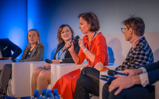 Od lewej:  Anna Kowalik, ESG Business Analyst, CRIF, dr Aleksandra Stanek-Kowalczyk, Partnerka w EY,