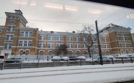 Prace obejmować będą m.in. rozbudowę budynku szkoły o dźwig zewnętrzny