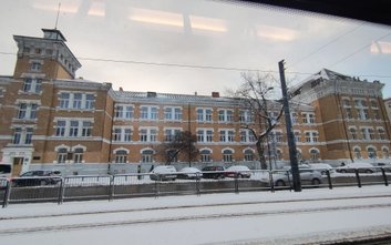 Prace obejmować będą m.in. rozbudowę budynku szkoły o dźwig zewnętrzny