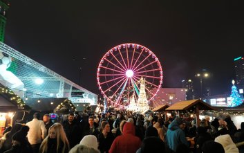Jarmark świąteczny pod PKiN cieszy się dużym zainteresowaniem