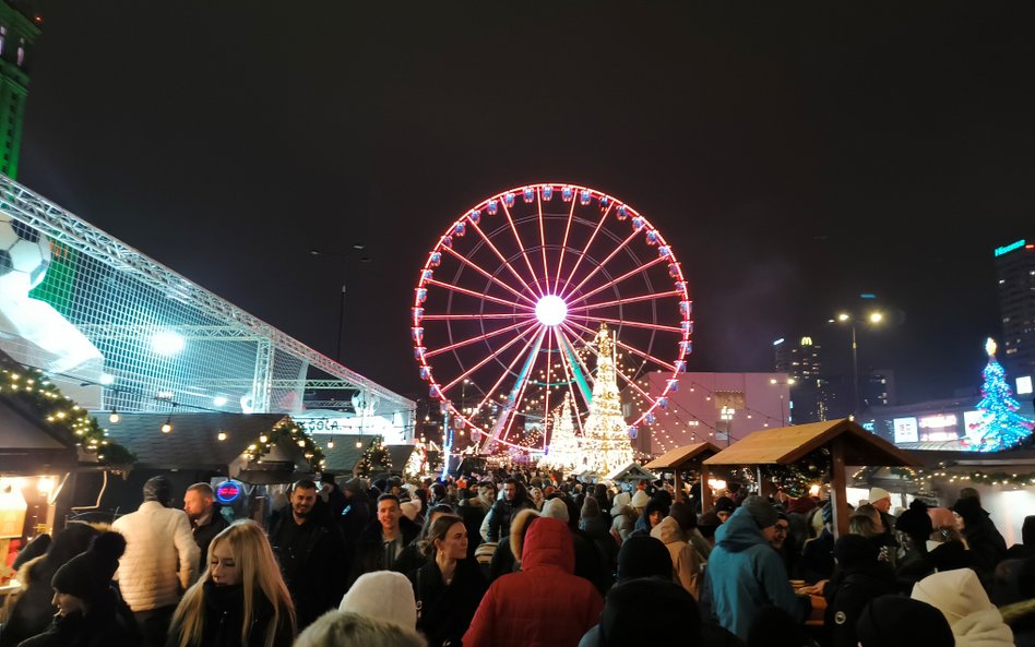 Jarmark świąteczny pod PKiN cieszy się dużym zainteresowaniem