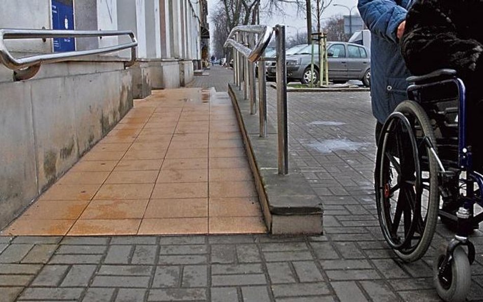 Więcej pieniędzy na likwidację barier w budynkach