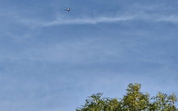 Uchwycony w obiektywie dron przelatujący nad wybiegiem warszawskiego zoo