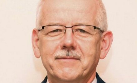 Prof. dr hab. med. Janusz Stanisław Kowalewski to jeden z  najwybitniejszych onkologów zajmujących s