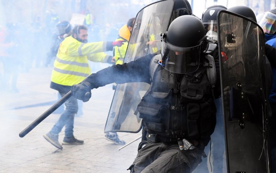 Coraz goręcej w Paryżu. Starcia z policją. Barykady