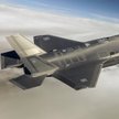 Samolot F-35 oznakowany szachownicą „niskiej widzialności”. Zdaniem heraldyków, po prawej stronie bu