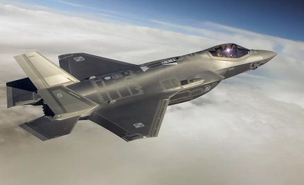 Samolot F-35 oznakowany szachownicą „niskiej widzialności”. Zdaniem heraldyków, po prawej stronie bu