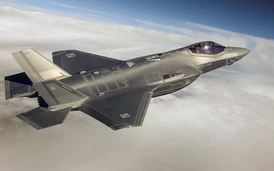 Samolot F-35 oznakowany szachownicą „niskiej widzialności”. Zdaniem heraldyków, po prawej stronie bu