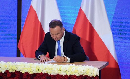Prezydent RP Andrzej Duda podczas uroczystego podpisania przez prezydenta ustawy z dnia 23 lipca 202
