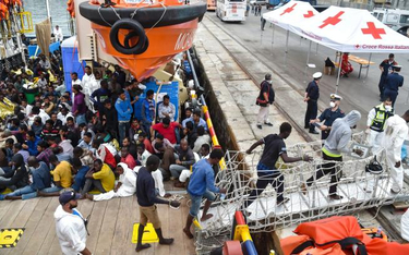7 listopada maltański statek uratował 400 imigrantów i dostarczył ich do Vibo Valentia na południu W