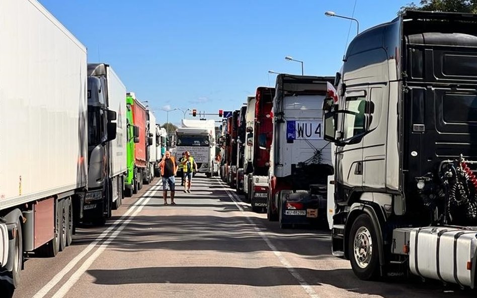 Kolejka tirów na przejściu granicznym w Dorohusku