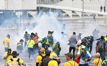 Szturm zwolenników Bolsonaro na parlament Brazylii