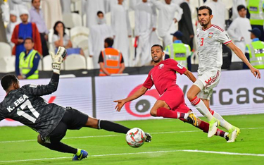 Półfinał mistrzostw Azji: Katarczyk Hamid Ismeil (w środku) zdobywa gola w meczu z drużyną Zjednoczo