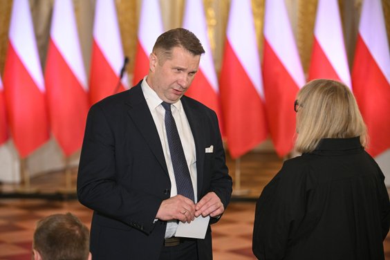 Poseł PiS Przemysław Czarnek podczas uroczystości wręczenia prezydentowi-elektowi Karolowi Nawrockie