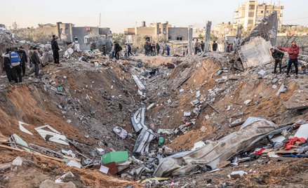 Rafah, na południowym krańcu strefy Gazy, po izraelskim nalocie 12 grudnia