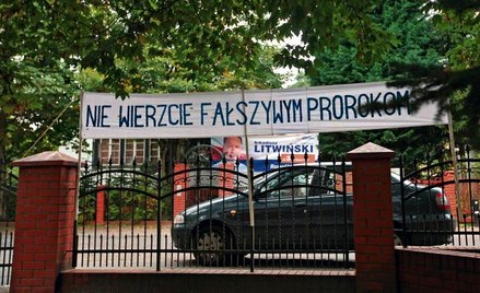 Na płocie kościoła św. Stanisława w Świnoujściu zawisł komentarz do plakatu wyborczego PO umieszczon