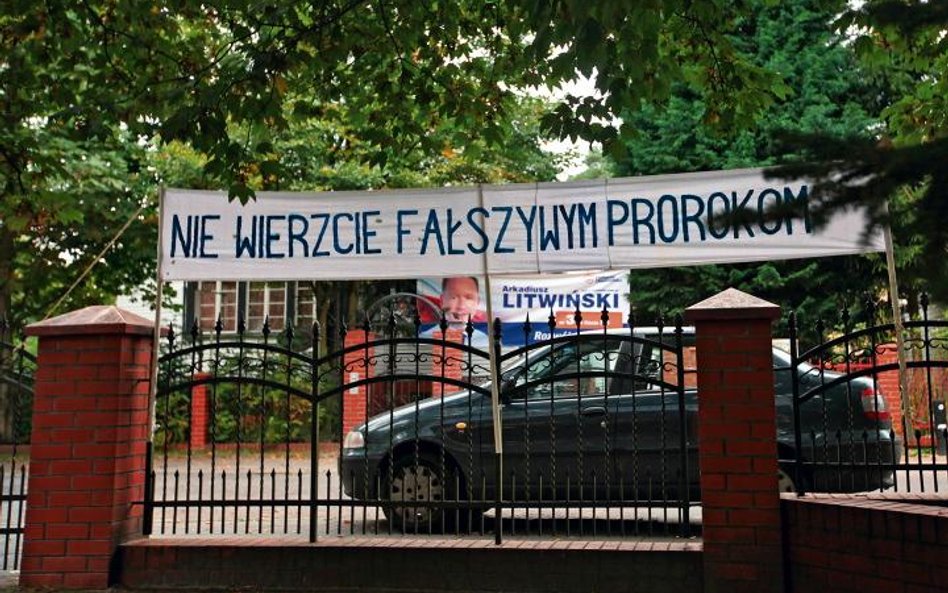 Na płocie kościoła św. Stanisława w Świnoujściu zawisł komentarz do plakatu wyborczego PO umieszczon