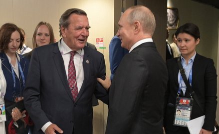 Spotkanie Schroedera i Putina przy okazji meczu piłkarskich mistrzostw świata w 2018 roku w Moskwie.