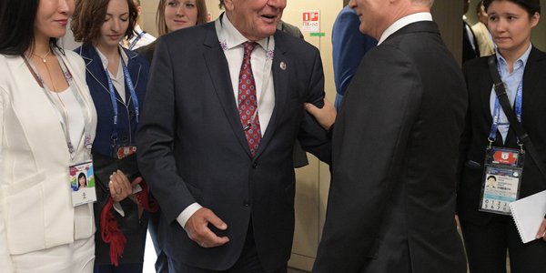 Putin meets Schröder at Kremlin amid mediation speculation