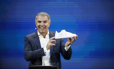 Carsten Spohr, prezes Lufthansy na prezentacji nowego logo linii lotniczych