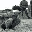 Schwytany Wietnamczyk brutalnie przesłuchiwany przez Amerykanów, 1967 r.