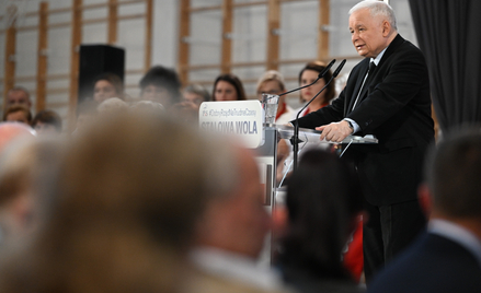 Prezes Prawa i Sprawiedliwości Jarosław Kaczyński podczas spotkania z mieszkańcami w Stalowej Woli