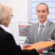 Emeryci i renciści pierwsi do zwolnienia w ramach redukcji zatrudnienia w administracji rządowej