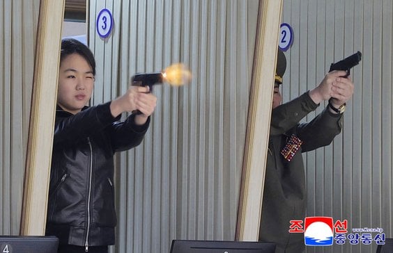 Kim Ju Ae w czasie wizyty na strzelnicy