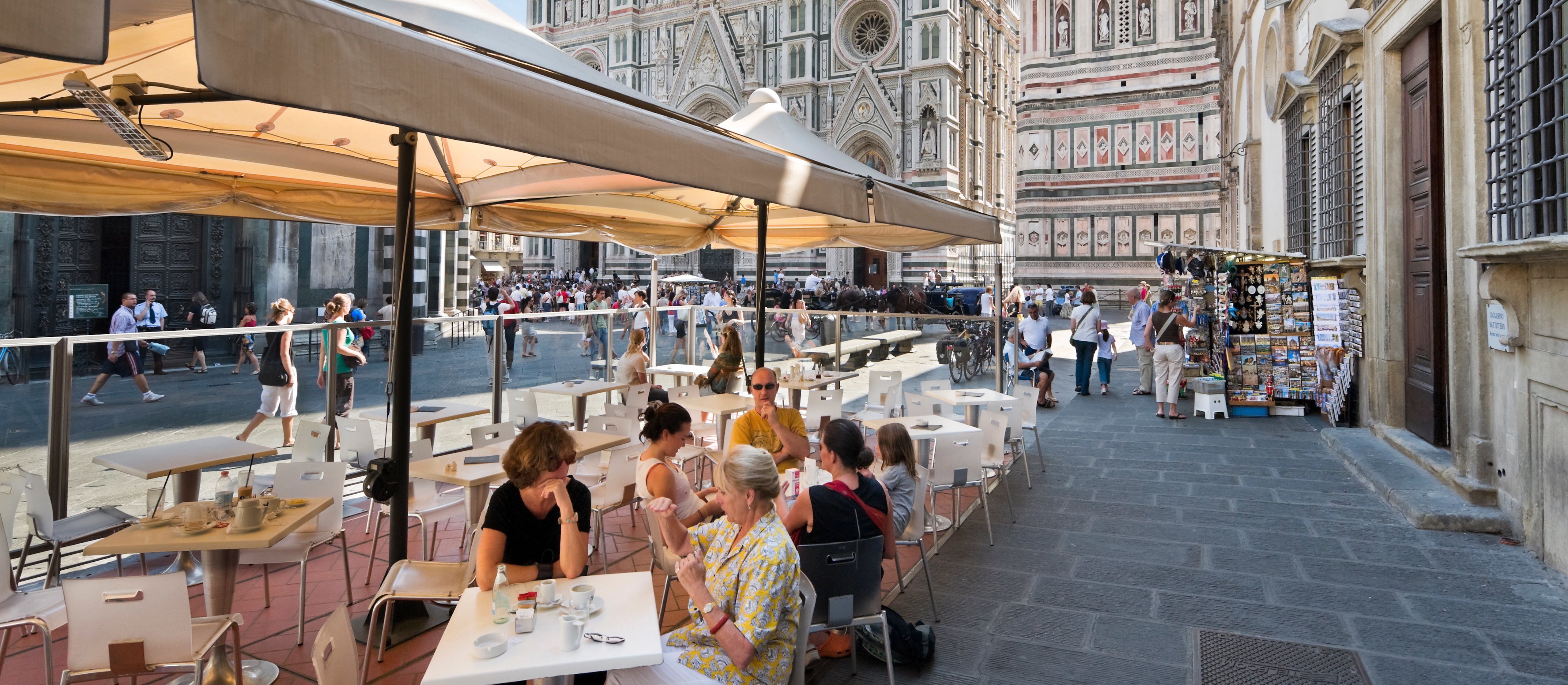Koniec z jedzeniem przy stoliku na ulicy. Włoskie miasto zakazuje