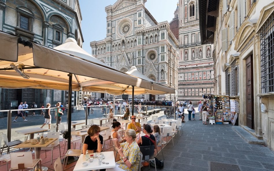Koniec z jedzeniem przy stoliku na ulicy. Włoskie miasto zakazuje