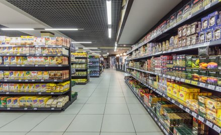 Tylko wyborcy KO w większości woleliby, by sklepy w niedziele nie były puste