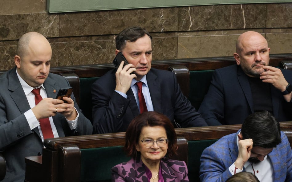 Zbigniew Ziobro (2L), Maria Kurowska (3P), Mariusz Gosek (P) i Dariusz Matecki (L) na sali obrad Sej