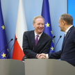 Premier Donald Tusk oraz prezydent i wiceprezes Microsoft Corporation Brad Smith podczas konferencji