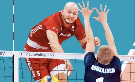 Bartosz Kurek atakuje w wygranym przez Polaków 3:0 meczu 1/8 finału z Finlandią.