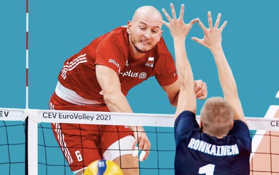 Bartosz Kurek atakuje w wygranym przez Polaków 3:0 meczu 1/8 finału z Finlandią.