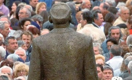 Wielki pomnik Wodza w jego rodzinnym Prawecu po upadku komunizmu zabrano i zniszczono. W 2001 r. pow