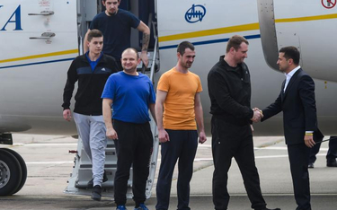 Prezydent Wołodymyr Zełenski wita na lotnisku uwolnionych marynarzy i więźniów politycznych