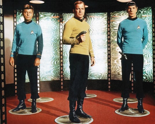 Od lewej: DeForest Kelley jako dr McCoy, William Shatner jako kapitan James T. Kirk i Leonard Nimoy 