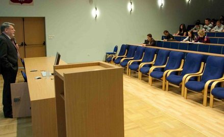 Nauczyciel - praca w czasie studiów nie pozbawia zasiłku