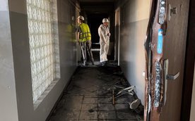 Policjanci w spalonym budynku w Ząbkach