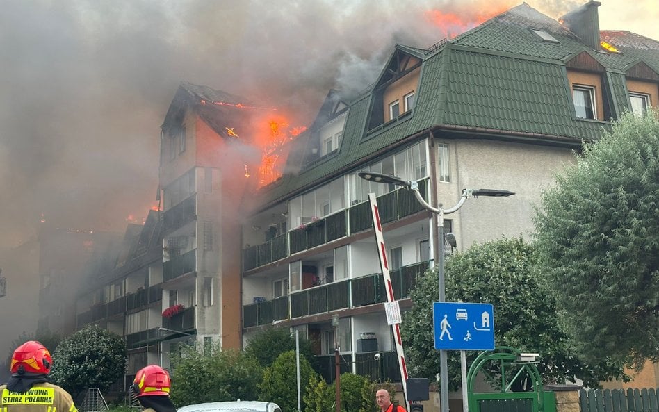 W Ząbkach zapalił się dach jednego z bloków